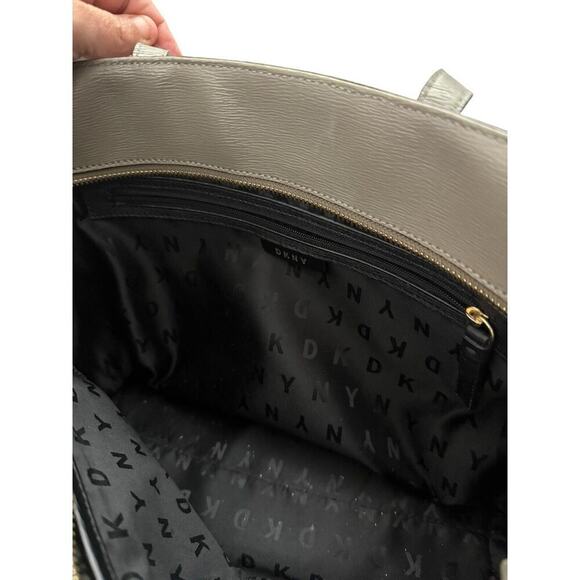 Signature DKNY, Ivory Grey Medium Tote Keychain - Picture 6 of 10